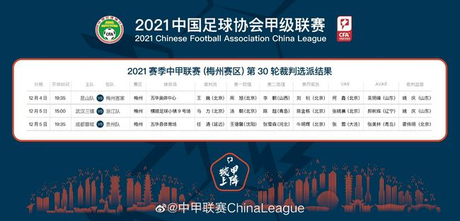 他们邀请他共进午餐时，他拉着我一道去了。